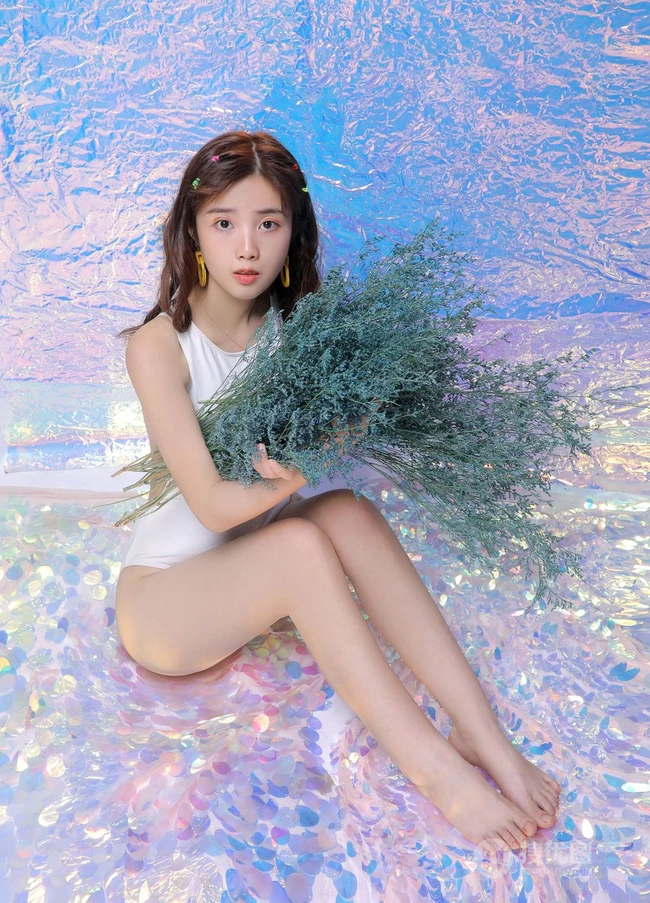 身段苗条，娇小可爱大眼萌少女紧身死库水系列游泳泳池系列写真照
