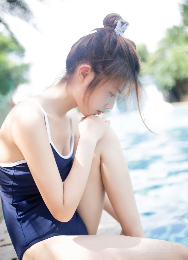 身段苗条，娇小可爱大眼萌少女紧身死库水系列游泳泳池系列写真照
