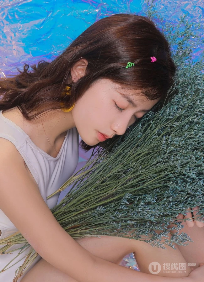 身段苗条，娇小可爱大眼萌少女紧身死库水系列游泳泳池系列写真照