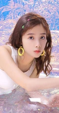 身段苗条，娇小可爱大眼萌少女紧身死库水系列游泳泳池系列写真照