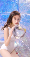 身段苗条，娇小可爱大眼萌少女紧身死库水系列游泳泳池系列写真照