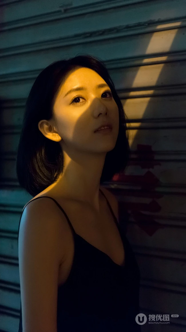 卷帘门前，穿着黑色吊带睡裙的气质美女手机壁纸图片