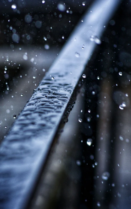 下雨天 雨水 铁栏杆 滴答的雨滴唯美手机壁纸图片