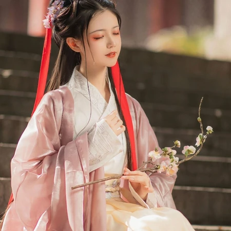 坐在台阶上的真人古装汉服少女写真图片