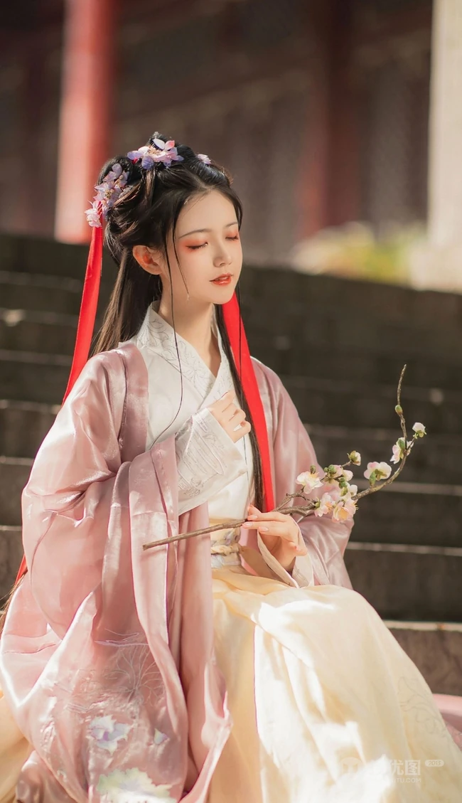 坐在台阶上的真人古装汉服少女写真图片