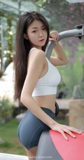 肤白貌美，线条感修长，健身房里精选运动女生轻熟Laura苏雨彤高清套图