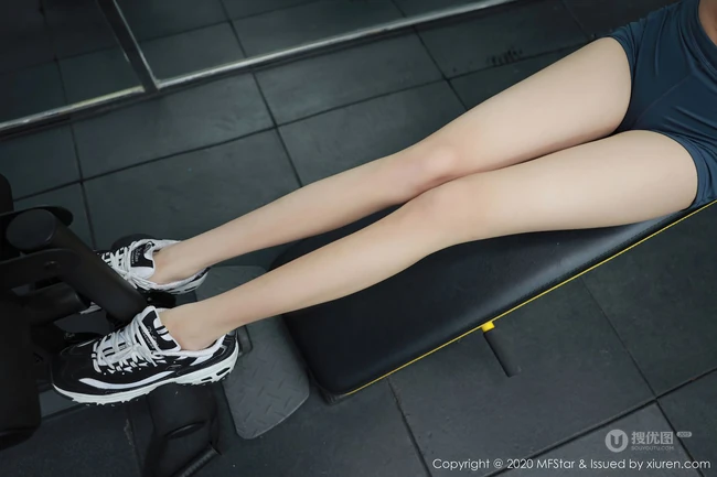 肤白貌美，线条感修长，健身房里精选运动女生轻熟Laura苏雨彤高清套图