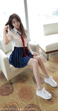 气质清纯少女梦梵演绎白衣蓝裙JK制服系列沙发写真套图