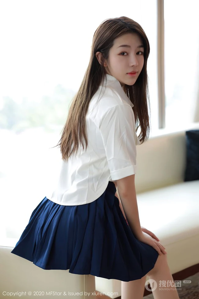 气质清纯少女梦梵演绎白衣蓝裙JK制服系列沙发写真套图