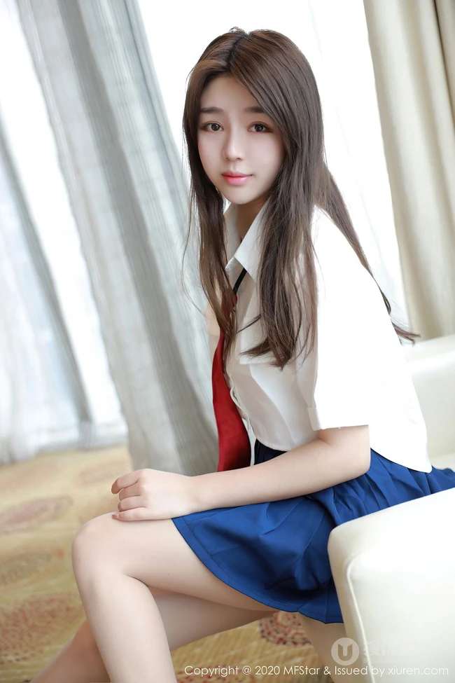 气质清纯少女梦梵演绎白衣蓝裙JK制服系列沙发写真套图