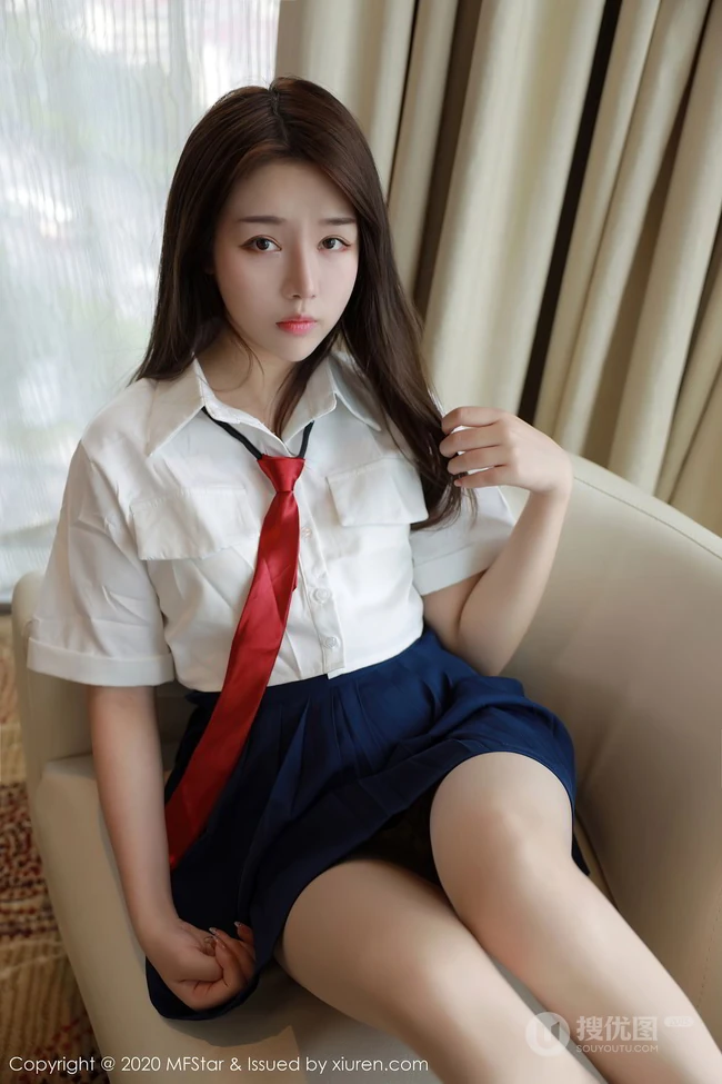气质清纯少女梦梵演绎白衣蓝裙JK制服系列沙发写真套图