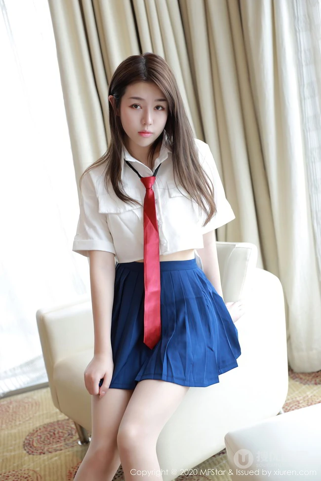 气质清纯少女梦梵演绎白衣蓝裙JK制服系列沙发写真套图