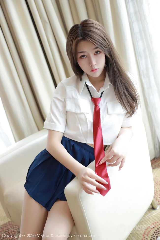 气质清纯少女梦梵演绎白衣蓝裙JK制服系列沙发写真套图