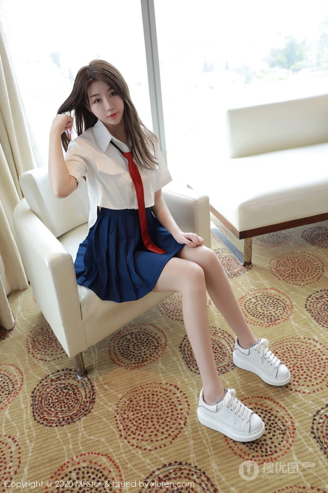 气质清纯少女梦梵演绎白衣蓝裙JK制服系列沙发写真套图