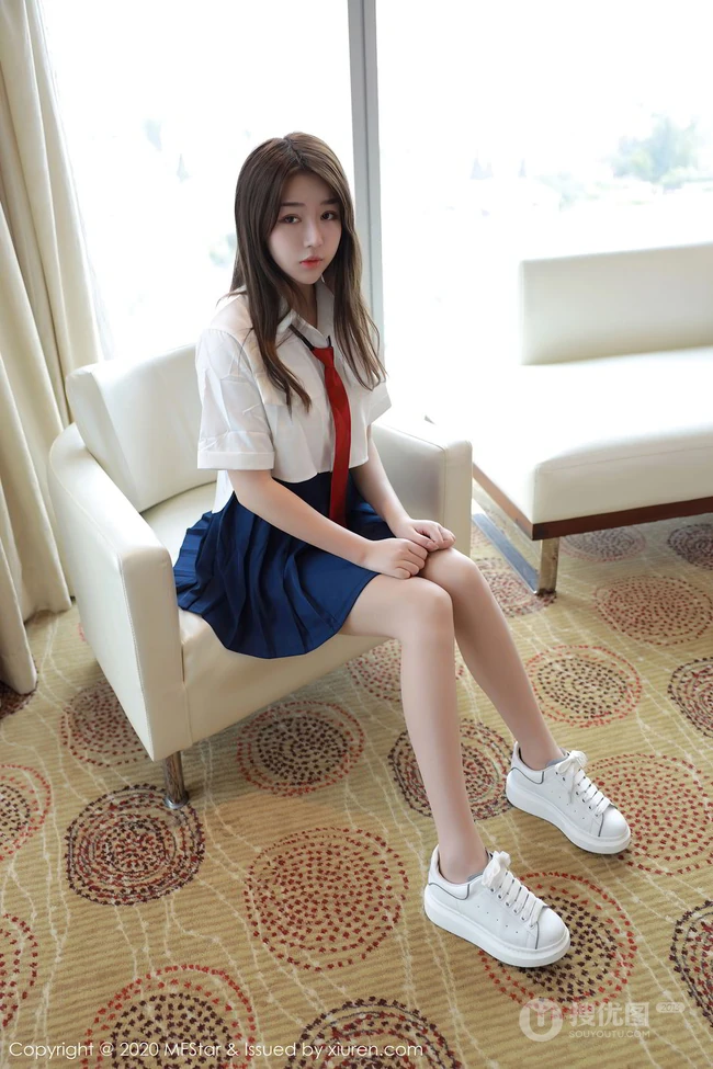 气质清纯少女梦梵演绎白衣蓝裙JK制服系列沙发写真套图
