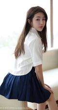 气质清纯少女梦梵演绎白衣蓝裙JK制服系列沙发写真套图