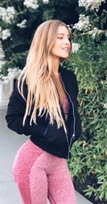 酷爱健身运动的美国线条大屁股女生Daisy Keech室内写真生活照图片