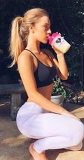 酷爱健身运动的美国线条大屁股女生Daisy Keech室内写真生活照图片