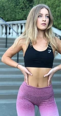 酷爱健身运动的美国线条大屁股女生Daisy Keech室内写真生活照图片