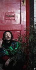 蒋依依微博晒照，身着另类个性花衣，唯美飒爽有型动人
