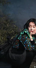 蒋依依微博晒照，身着另类个性花衣，唯美飒爽有型动人