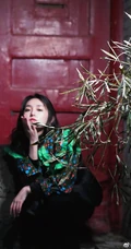 蒋依依微博晒照，身着另类个性花衣，唯美飒爽有型动人