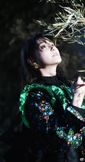 蒋依依微博晒照，身着另类个性花衣，唯美飒爽有型动人