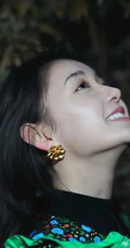 蒋依依微博晒照，身着另类个性花衣，唯美飒爽有型动人