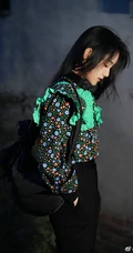 蒋依依微博晒照，身着另类个性花衣，唯美飒爽有型动人