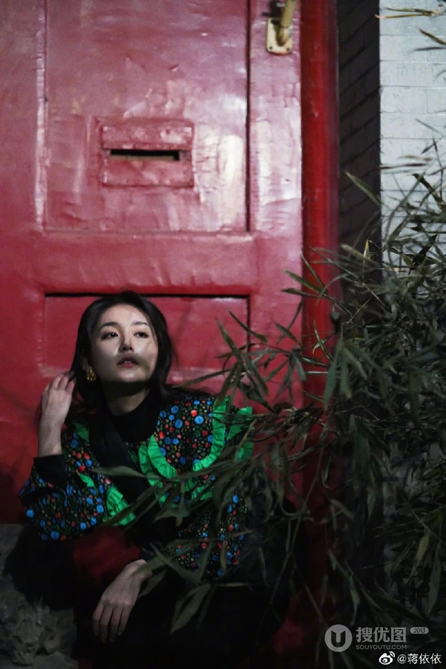 蒋依依微博晒照，身着另类个性花衣，唯美飒爽有型动人