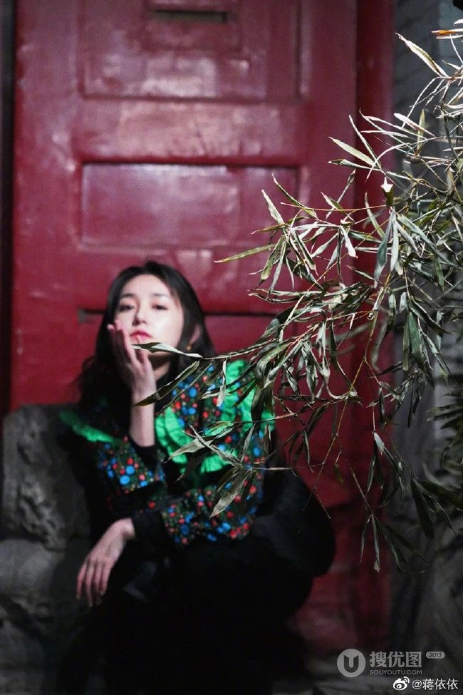 蒋依依微博晒照，身着另类个性花衣，唯美飒爽有型动人