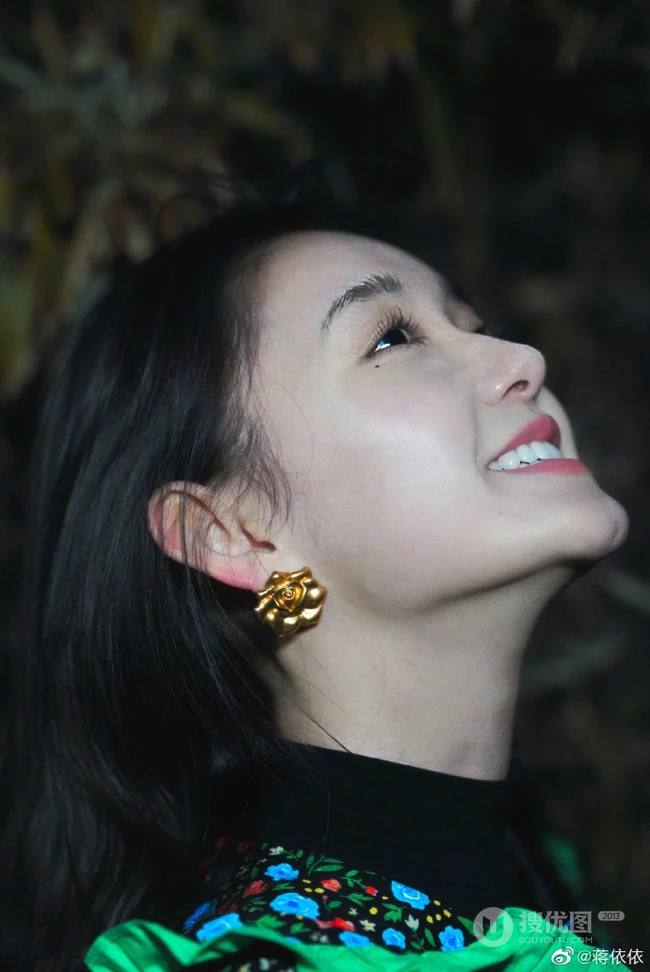 蒋依依微博晒照，身着另类个性花衣，唯美飒爽有型动人