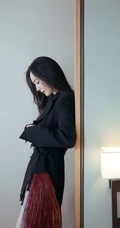 杨幂最新气质黑色流苏短裙居家写真，百叶窗前，眼神迷离，线条感白皙修长