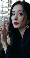 杨幂最新气质黑色流苏短裙居家写真，百叶窗前，眼神迷离，线条感白皙修长