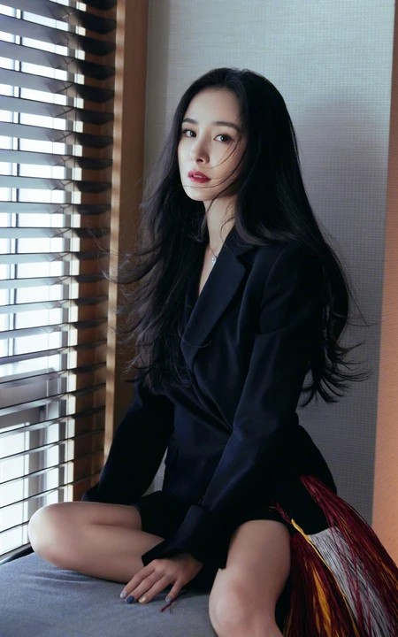 杨幂最新气质黑色流苏短裙居家写真，百叶窗前，眼神迷离，线条感白皙修长