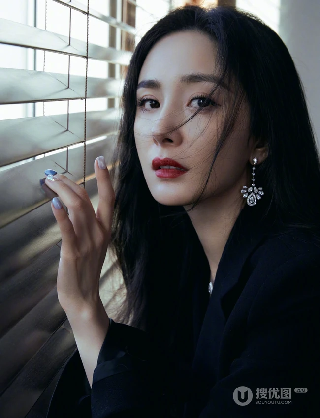 杨幂最新气质黑色流苏短裙居家写真，百叶窗前，眼神迷离，线条感白皙修长