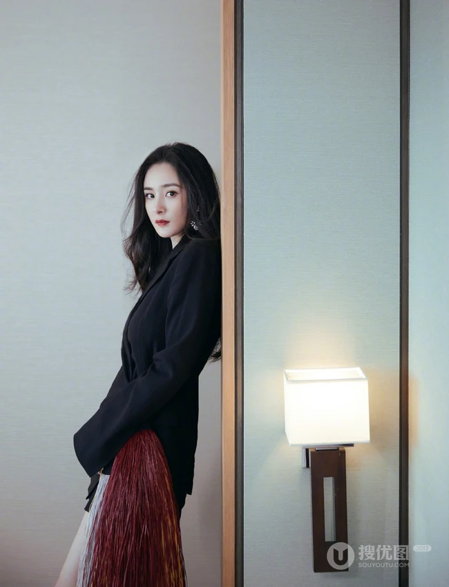 杨幂最新气质黑色流苏短裙居家写真，百叶窗前，眼神迷离，线条感白皙修长