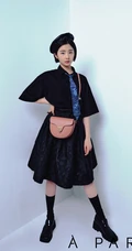 黄多多俏皮可爱雀斑妆，搭配多套复古摩登时尚服饰，少女心满满写真照