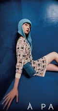 黄多多俏皮可爱雀斑妆，搭配多套复古摩登时尚服饰，少女心满满写真照
