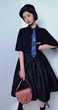 黄多多俏皮可爱雀斑妆，搭配多套复古摩登时尚服饰，少女心满满写真照