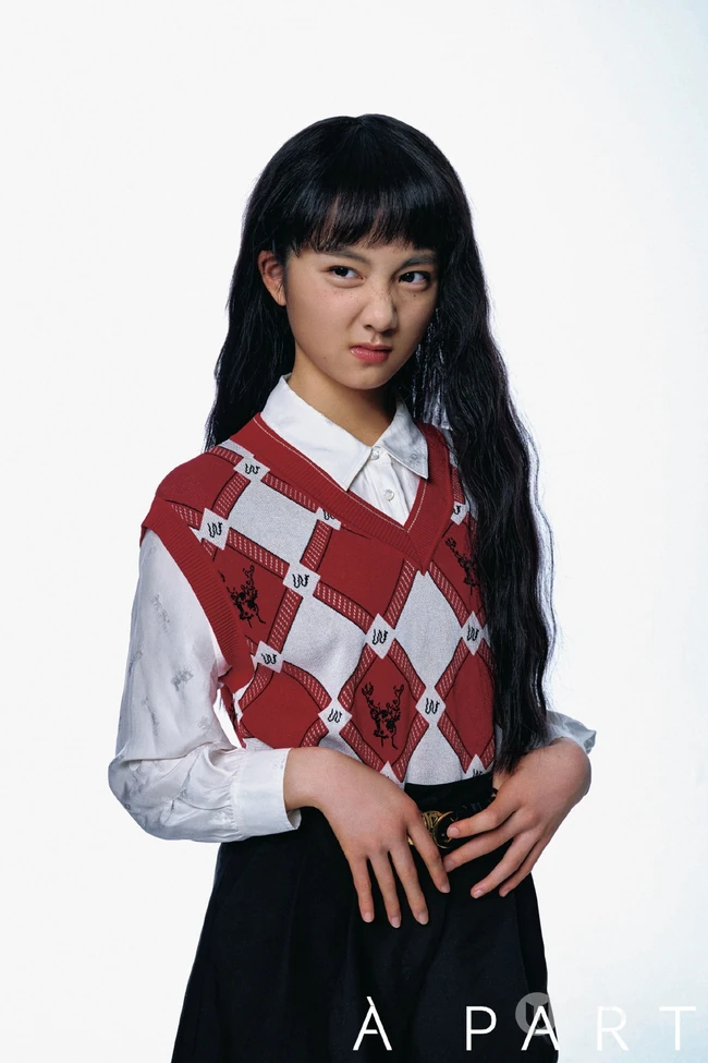 黄多多俏皮可爱雀斑妆，搭配多套复古摩登时尚服饰，少女心满满写真照