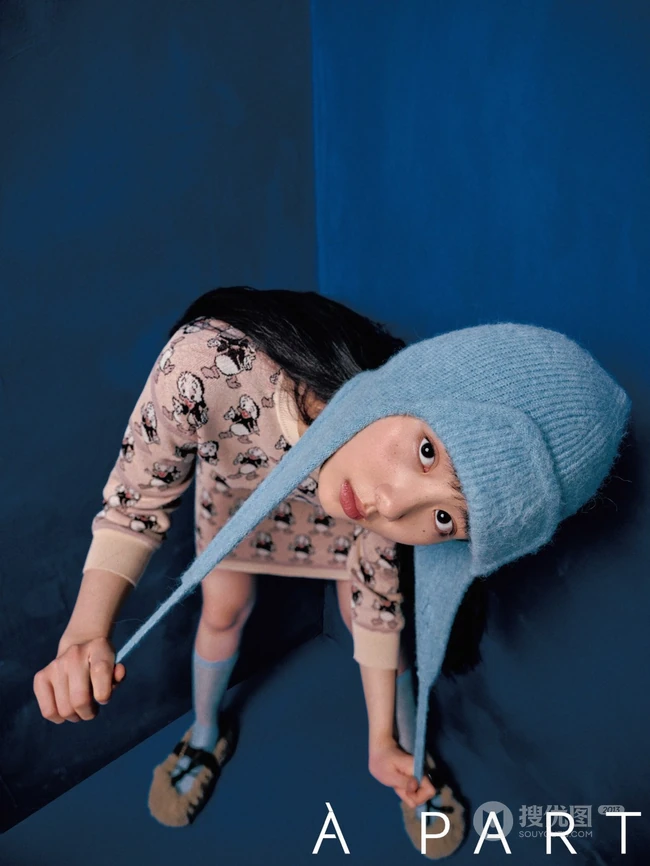 黄多多俏皮可爱雀斑妆，搭配多套复古摩登时尚服饰，少女心满满写真照
