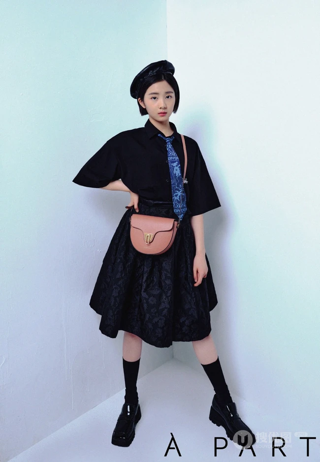 黄多多俏皮可爱雀斑妆，搭配多套复古摩登时尚服饰，少女心满满写真照