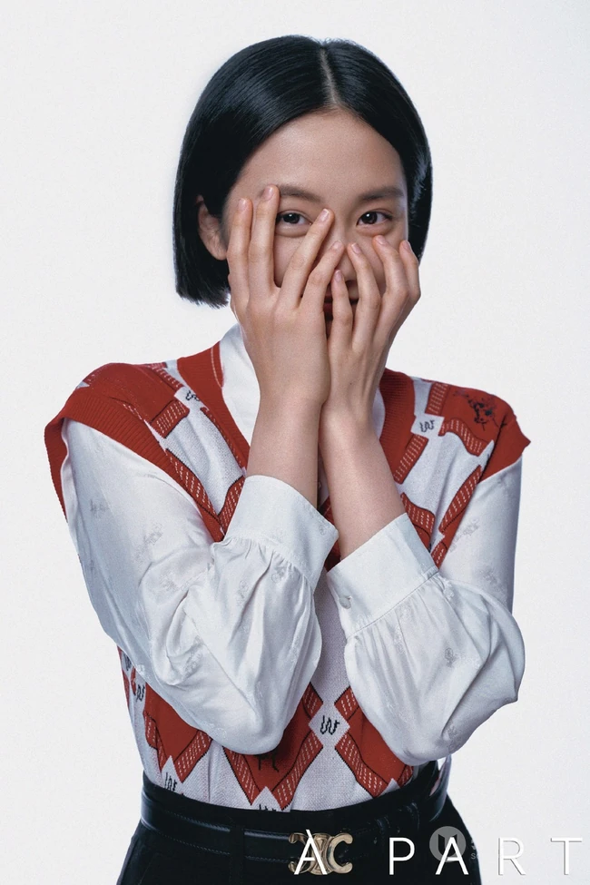 黄多多俏皮可爱雀斑妆，搭配多套复古摩登时尚服饰，少女心满满写真照
