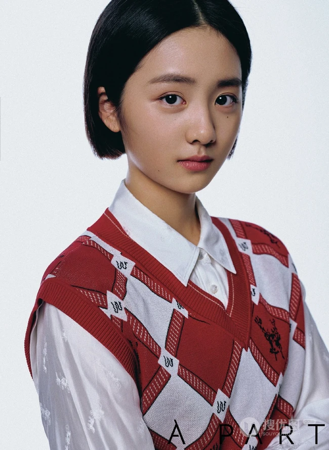 黄多多俏皮可爱雀斑妆，搭配多套复古摩登时尚服饰，少女心满满写真照