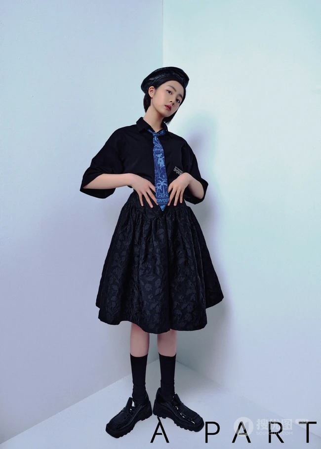 黄多多俏皮可爱雀斑妆，搭配多套复古摩登时尚服饰，少女心满满写真照