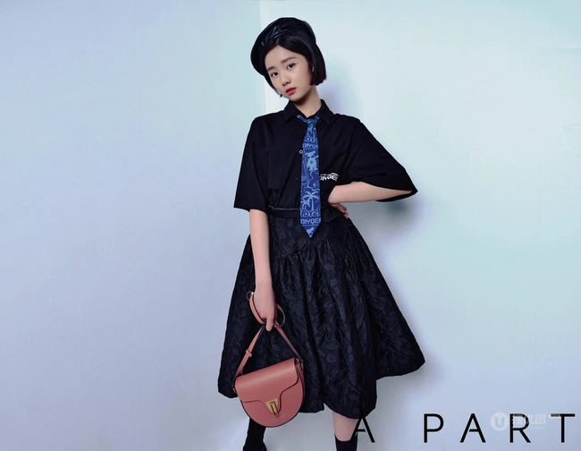 黄多多俏皮可爱雀斑妆，搭配多套复古摩登时尚服饰，少女心满满写真照