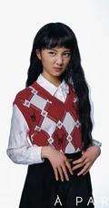 黄多多俏皮可爱雀斑妆，搭配多套复古摩登时尚服饰，少女心满满写真照