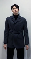 韩国帅气男歌手黄光熙最新近照，驾驭各种套装，很是韩系帅哥味!