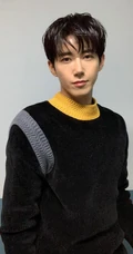 韩国帅气男歌手黄光熙最新近照，驾驭各种套装，很是韩系帅哥味!